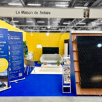 stand "la maison du solaire" avec des cloisons de stand habillées avec le kit velcro