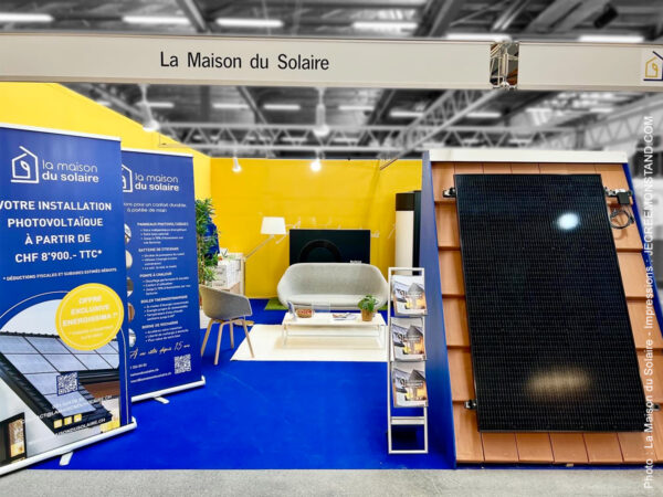 stand "la maison du solaire" avec des cloisons de stand habillées avec le kit velcro